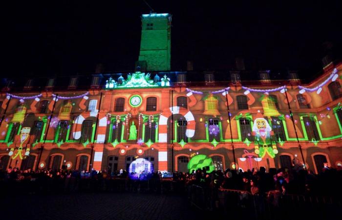 DIGIONE: Babbo Natale scende dalla torre Philippe le Bon davanti a 4.000 persone