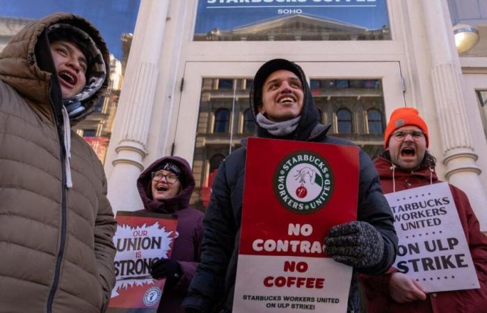 Perché i lavoratori di Starbucks stanno scioperando negli Stati Uniti, costringendo decine di negozi a chiudere i battenti