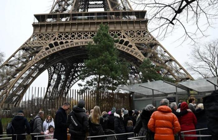 Torre Eiffel evacuata dopo l'incendio in un famoso edificio | Notizie dal mondo