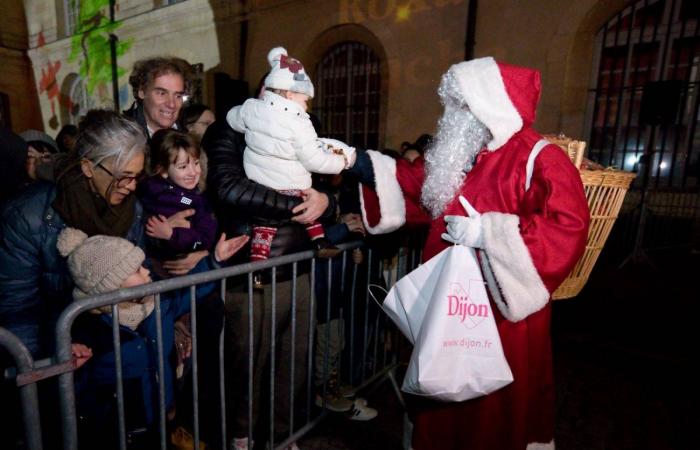 DIGIONE: Babbo Natale scende dalla torre Philippe le Bon davanti a 4.000 persone