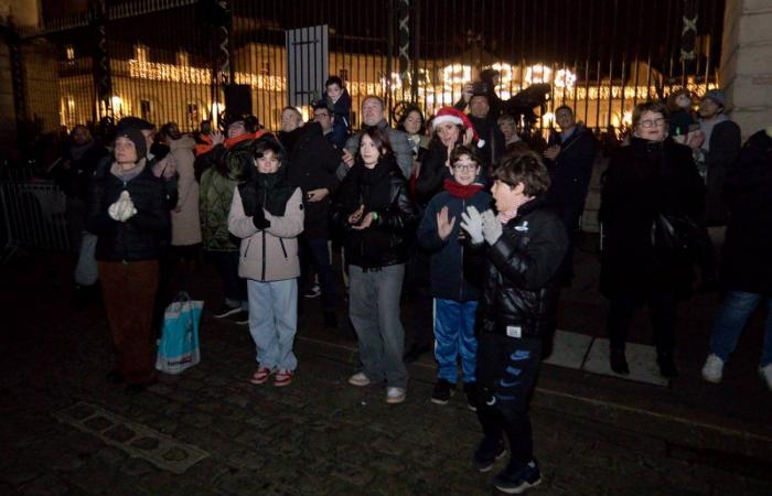 DIGIONE: Babbo Natale scende dalla torre Philippe le Bon davanti a 4.000 persone