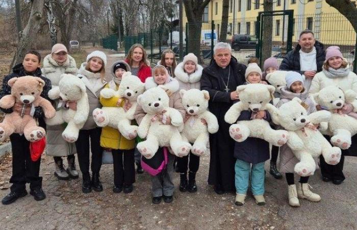 Nell’Ucraina devastata dalla guerra, il cardinale Krajewski celebra la messa di Natale