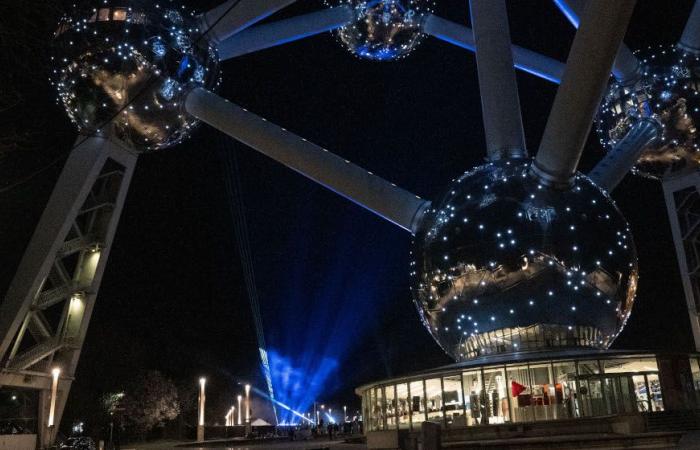 Arrivo caotico di influencer all'Atomium: indaga la polizia, due agenti avrebbero ricevuto dei regali