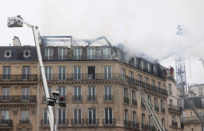 Torre Eiffel evacuata dopo l'incendio in un famoso edificio | Notizie dal mondo