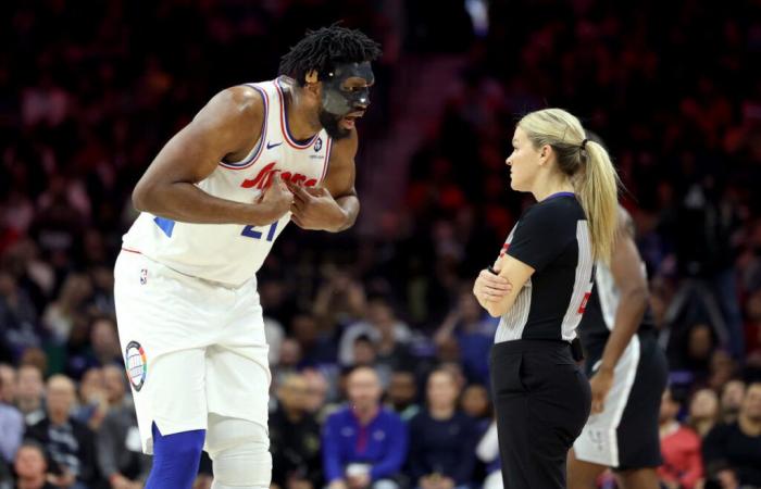 La stella dei 76ers Joel Embiid espulsa per aver litigato con gli arbitri dopo essersi schiantata contro Victor Wembanyama nella vittoria contro gli Spurs