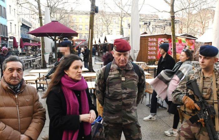 A Carcassonne, la sentinella a sostegno della garanzia dei servizi religiosi e della magia del Natale