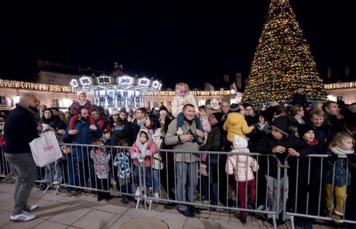 DIGIONE: Babbo Natale scende dalla torre Philippe le Bon davanti a 4.000 persone