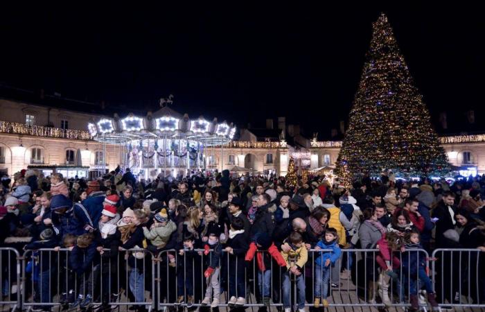 DIGIONE: Babbo Natale scende dalla torre Philippe le Bon davanti a 4.000 persone