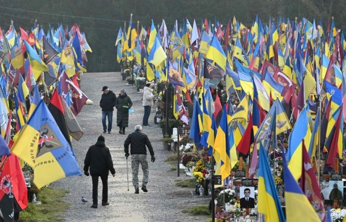 Guerra in Ucraina | Un Natale trascorso al cimitero per le famiglie dei soldati uccisi