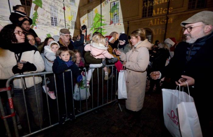 DIGIONE: Babbo Natale scende dalla torre Philippe le Bon davanti a 4.000 persone