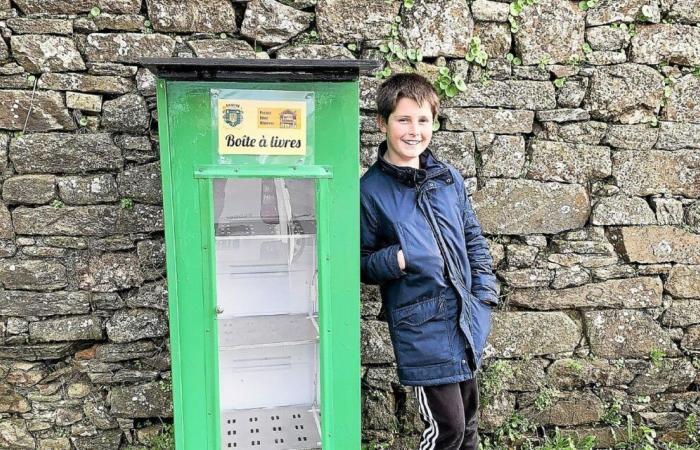 A Trégarantec, Valentin ripara la scatola dei libri che era stata spazzata via dalla tempesta Ciaran