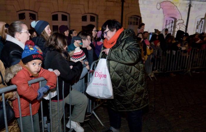 DIGIONE: Babbo Natale scende dalla torre Philippe le Bon davanti a 4.000 persone