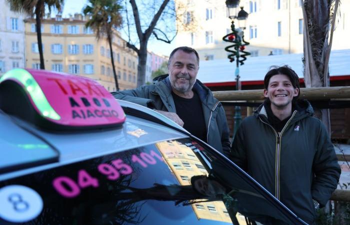 Ad Ajaccio, i taxi rosa offrono un passaggio ai passeggeri la vigilia di Natale