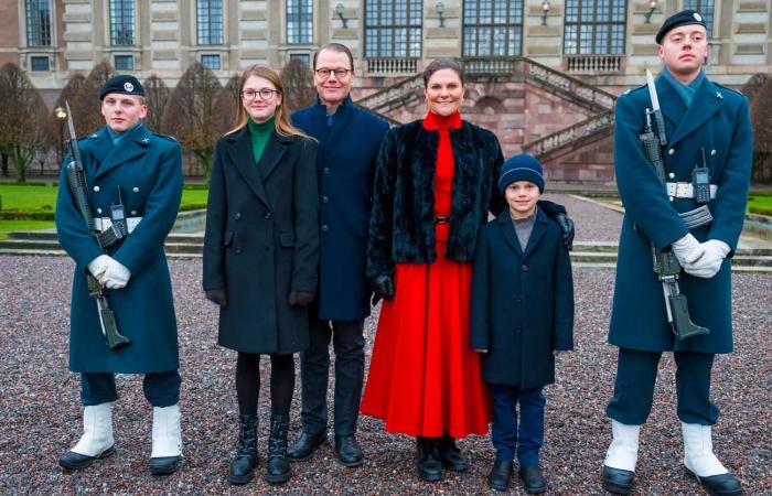 La famiglia di ereditiere svedese incontra i soldati della Guardia Reale la vigilia di Natale