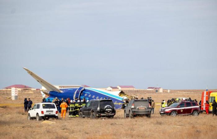 Schianto di un aereo dell'Azerbaigian Airlines in Kazakistan: immagini impressionanti dell'aereo diviso in due