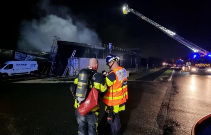 Dubbi. Un edificio commerciale parzialmente distrutto da un incendio a Étupes la notte di Capodanno