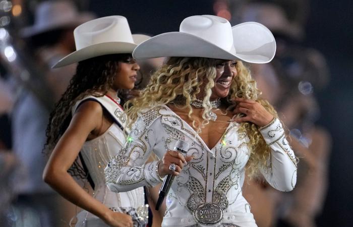 Beyoncé esegue “Cowboy Carter” durante lo spettacolo dell'intervallo del giorno di Natale della NFL