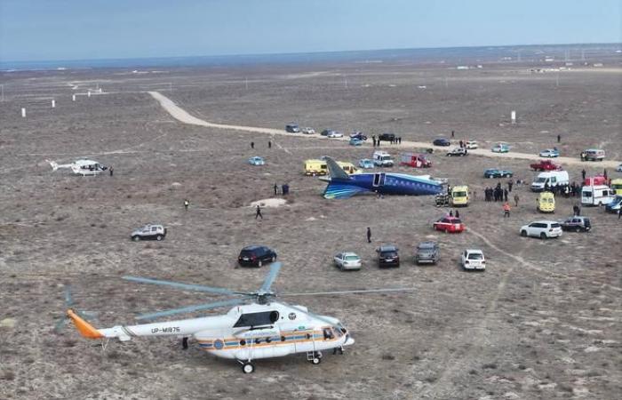 Un aereo dell'Azerbaigian Airlines precipita in Kazakistan, vicino alla città di Aktau, uccidendo almeno 38 persone