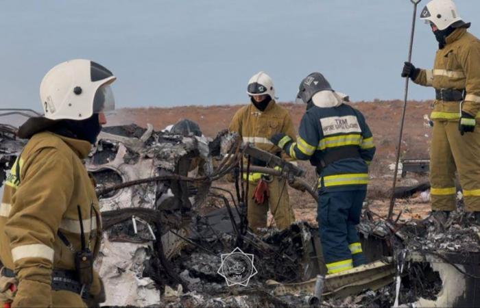 Schianto di un aereo dell'Azerbaigian Airlines in Kazakistan: immagini impressionanti dell'aereo diviso in due