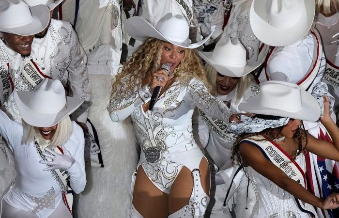 Il gesto della pistola di Beyoncé durante lo spettacolo dell'intervallo della NFL suscita battute tra i fan