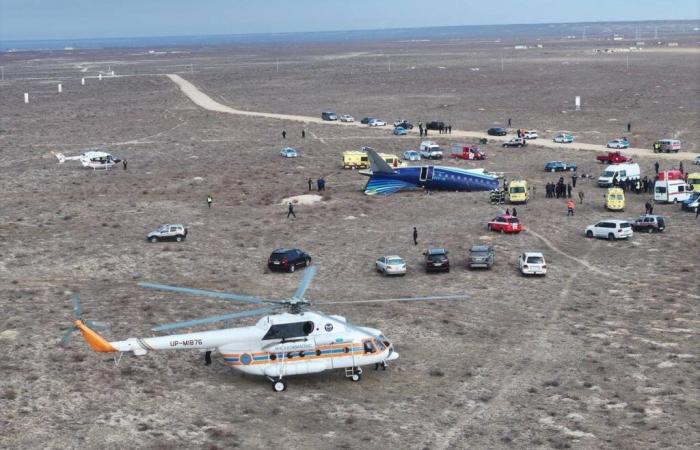 Un aereo dell'Azerbaigian Airlines precipita in Kazakistan, vicino alla città di Aktau, uccidendo almeno 38 persone