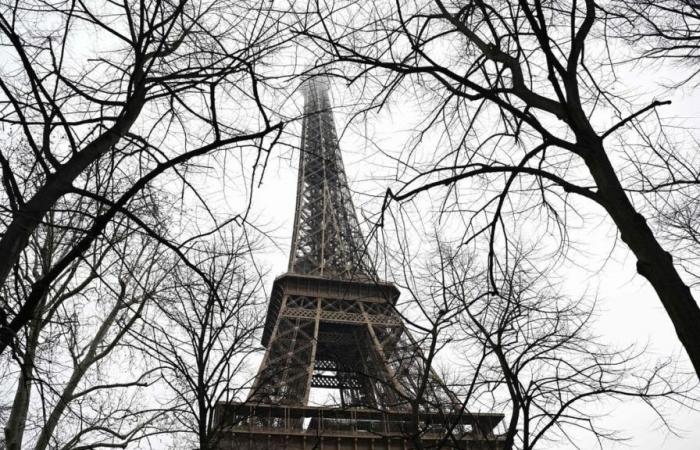 Inizio dell'incendio alla Torre Eiffel: 1.200 persone evacuate alla vigilia di Natale