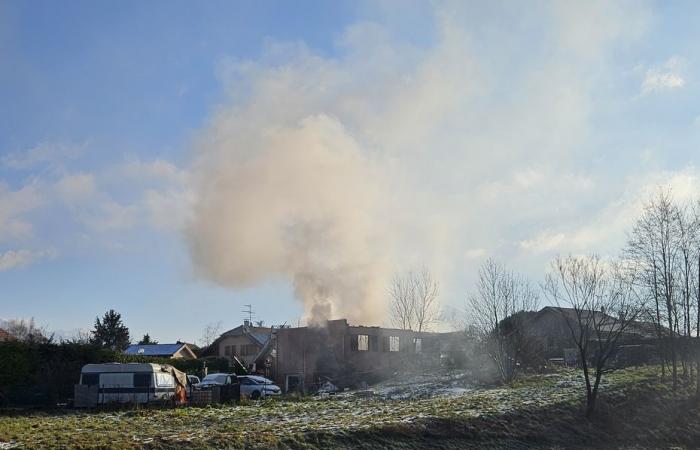 Un uomo di 57 anni trovato gravemente ferito in un incendio in una casa in Alta Savoia, altre due vittime ferite leggermente