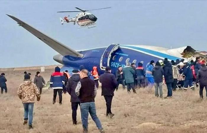 32 sopravvissuti, 35 dispersi nell'incidente aereo in Kazakistan [Vidéos]