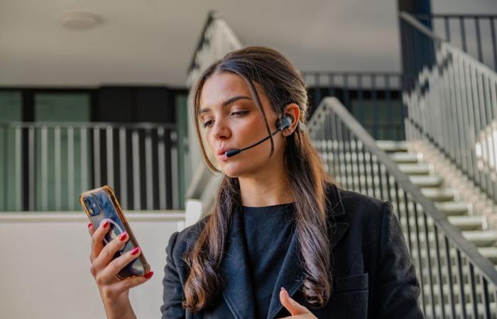 Grazie all'intelligenza artificiale, questo nuovo auricolare ti permette di telefonare su treni e aerei senza disturbare il tuo vicino