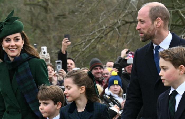 Kate Middleton e la famiglia reale fuori per la messa di Natale a Sandringham