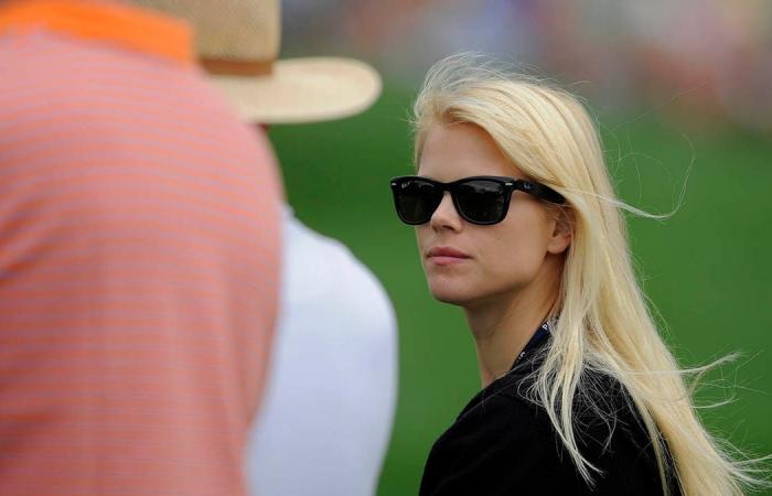 Tiger Woods e la sua ex moglie Elin Nordegren condividono un commosso abbraccio dopo il torneo di golf.