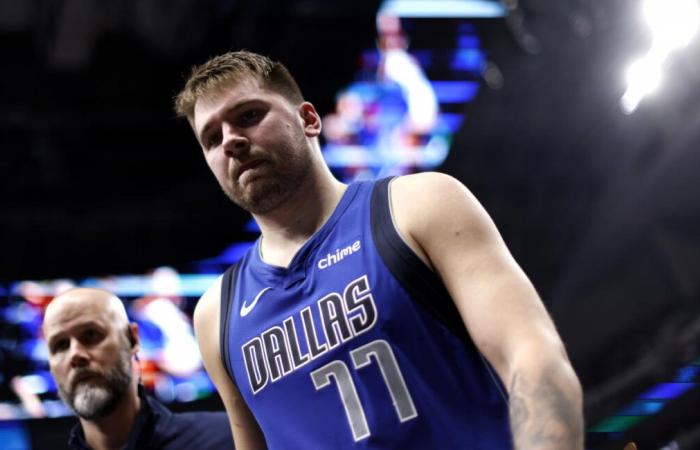 La stella dei Mavericks Luka Dončić lascia in anticipo la sconfitta di Natale contro i Timberwolves per un infortunio al polpaccio sinistro