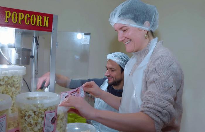 L'amore è nel prato, ma anche nei popcorn, per Florian e Lola che vivono felici nella Creuse