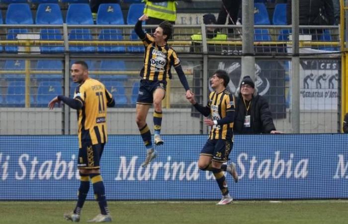 La Juve Stabia difende i suoi tifosi e Romano Mussolini dopo la vicenda del saluto romano