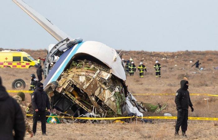 Schianto di un aereo dell'Azerbaigian Airlines in Kazakistan: immagini impressionanti dell'aereo diviso in due