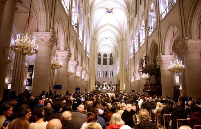 Notre-Dame de Paris ha ospitato la sua prima messa di mezzanotte dall'incendio del 2019