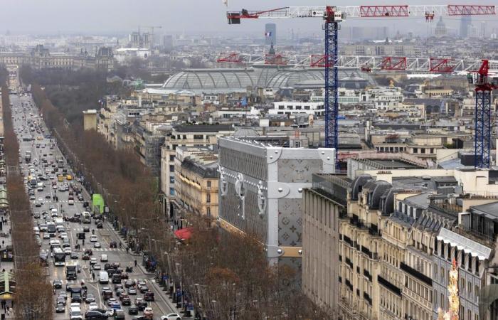 Gli ambientalisti eletti lanciano un appello per far rimuovere il gigantesco baule di LVMH dagli Champs-Élysées