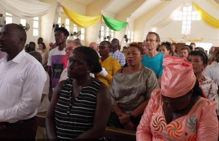 Gli abitanti di Mayotte cercano di festeggiare il Natale, undici giorni dopo il passaggio del ciclone Chido