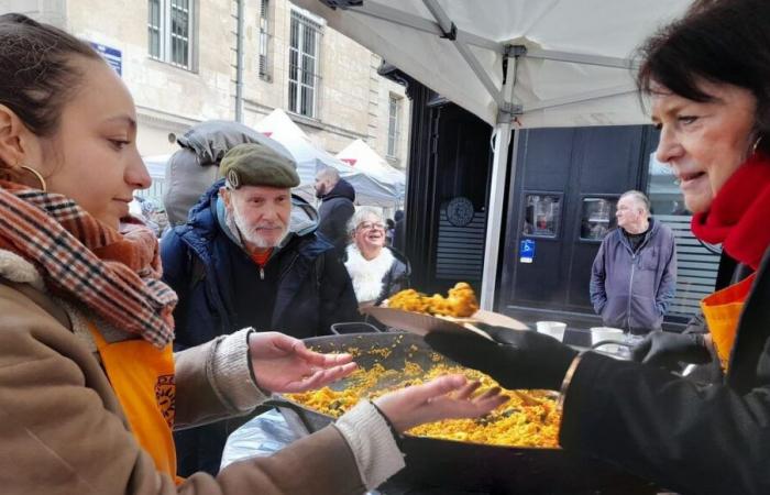 VIDEO – Un ristorante di Bordeaux distribuisce 150 chili di paella gratis per Natale