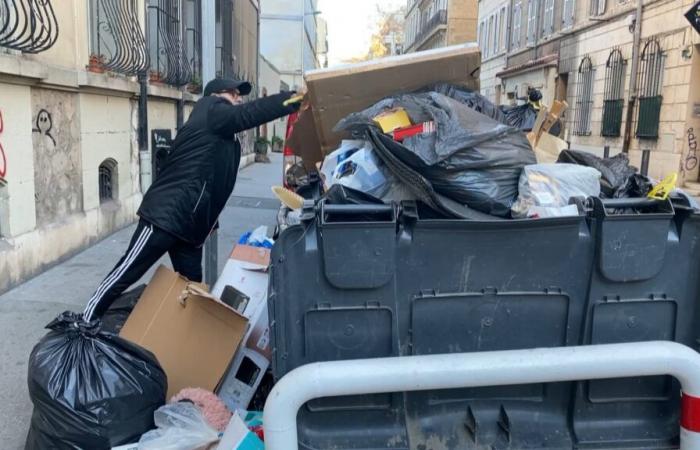 a Marsiglia i bidoni della spazzatura traboccano il giorno dopo la vigilia di Natale