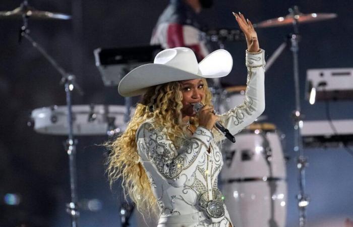 Beyoncé esegue “Cowboy Carter” durante lo spettacolo dell'intervallo del giorno di Natale della NFL