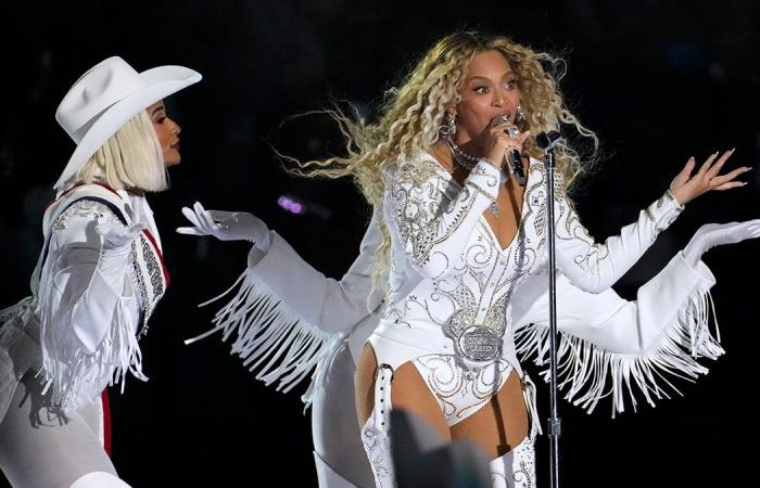 Il gesto della pistola di Beyoncé durante lo spettacolo dell'intervallo della NFL suscita battute tra i fan