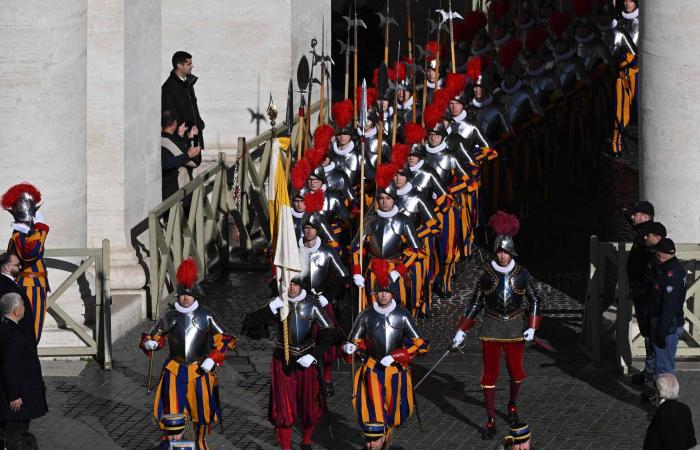 Nella sua benedizione “urbi et orbi”, elencando conflitti e crisi, Papa Francesco invita alla pace