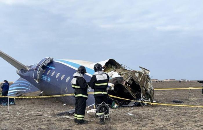 Schianto di un aereo dell'Azerbaigian Airlines in Kazakistan: immagini impressionanti dell'aereo diviso in due