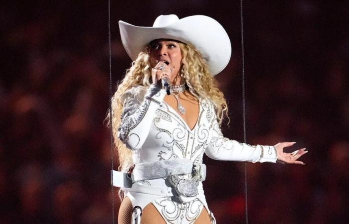 Il gesto della pistola di Beyoncé durante lo spettacolo dell'intervallo della NFL suscita battute tra i fan