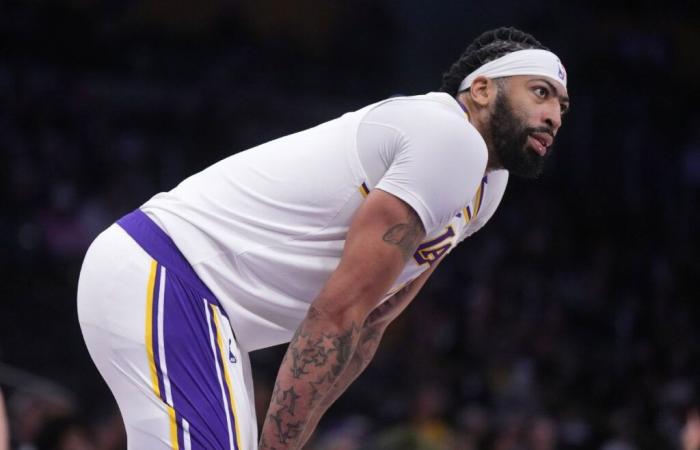 “Spero che l'infortunio non sia poi così grave”: i fan pregano per Anthony Davis dopo che l'uscita anticipata della stella dei Lakers contro i Warriors ha rovinato il loro Natale