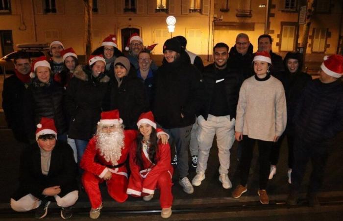 L'associazione Maraude Clermont-Ferrand interpreta Babbo Natale il 25 dicembre