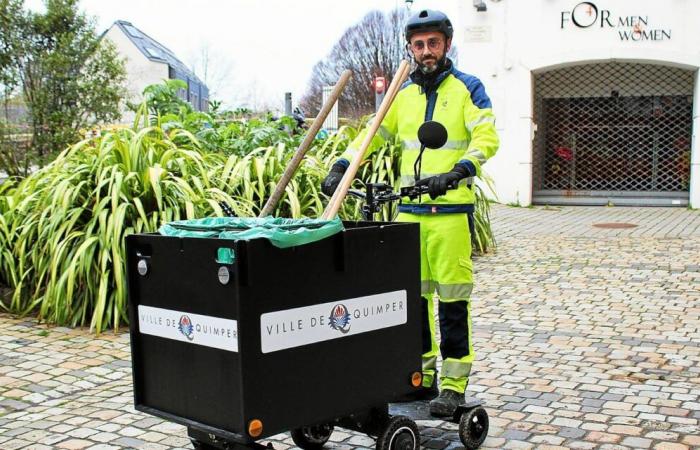 Nel centro della città di Quimper, gli addetti alle pulizie raccolgono i rifiuti… in filo-scooter