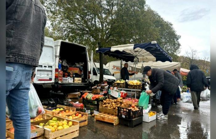 commercianti esasperati dall'installazione di venditori ambulanti accanto al mercato