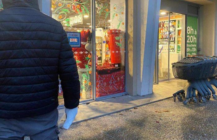 Cliente di un minimarket aggredito da un adolescente per aver difeso la cassiera